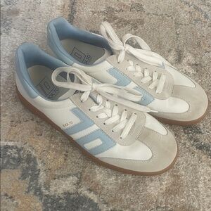 Back 70 sneakers, light blue. EU size 40.